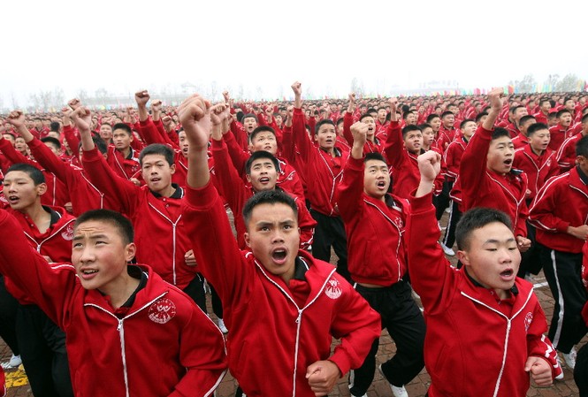 ‘Đội bóng Thiếu Lâm’ từ phim ra đời thực “Đội bóng Thiếu Lâm” ngoài đời thực có tên gọi đầy đủ là Trung tâm đào tạo bóng đá trẻ Thiếu Lâm, thuộc Trường võ thuật Thiếu Lâm Đăng Phong tại tỉnh Hà Nam (Trung Quốc) vào ngày 10/11 vừa qua. Trung tâm đã thành lập 2 lớp học với tổng cộng 100 học sinh (