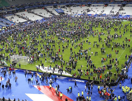 Kẻ đánh bom tự sát định kích nổ trong sân Stade de France Khán giả được sơ tán sau trận đấu, khi sân Stade de France bị tấn công