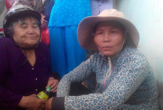 Vụ thảm án Cần Giuộc: Nạn nhân trước khi chết đeo 'vài nhẫn vàng' Mẹ ruột chị Nguyên - bà Võ Thị Thúy Phượng (phải)