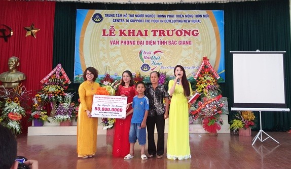 Bộ Công an vào cuộc vụ 'Trái tim Việt Nam' Trung tâm hỗ trợ người nghèo trong phát triển Nông thôn mới (đơn vị tổ chức chương trình "Trái tim Việt Nam”) trong lễ khai trương văn phòng đại diện tại tỉnh Bắc Giang. Ảnh: Website Trung tâm