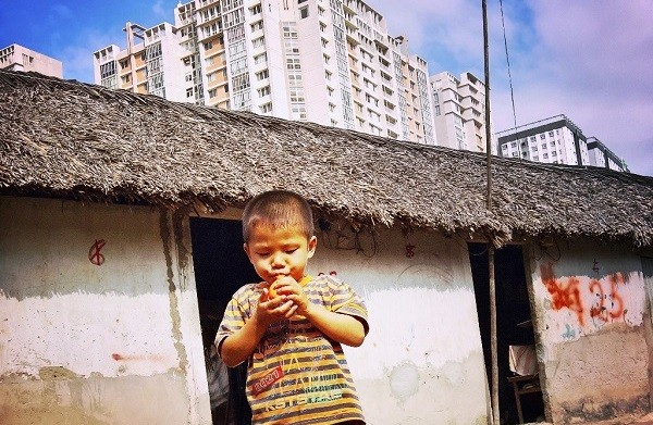 Tết nghèo Một đứa trẻ ở xóm thợ hồ.