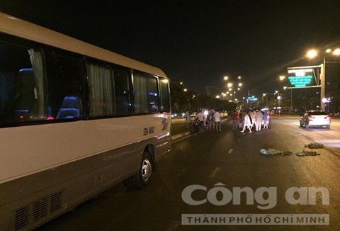 Chạy ngược chiều, tài xế xe khách bị vây đánh nhập viện Hiện trường vụ tai nạn - Ảnh: Cao Cường