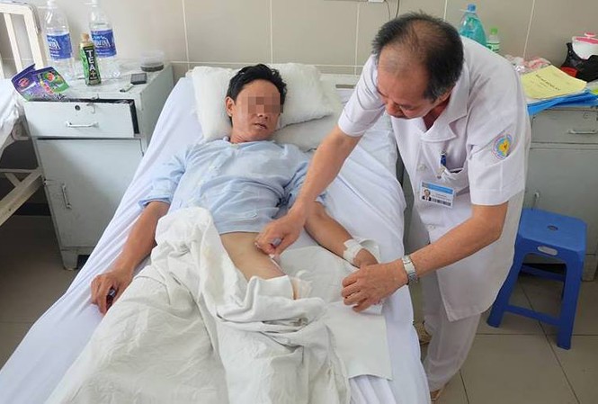 Thầy lang nắn chân, bệnh nhân phải thay xương đùi Bác sĩ Lộc đang thăm khám cho bệnh nhân sau ca mổ. Ảnh: Quốc Ngọc.