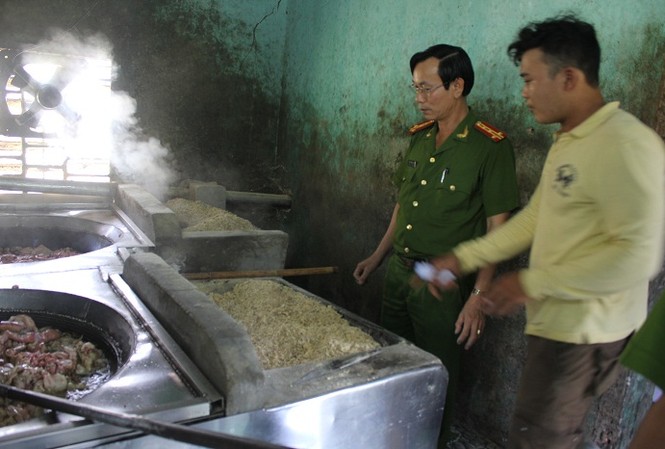Phát hiện hàng trăm kg mỡ không rõ nguồn gốc Lực lượng chức năng kiểm tra cơ sở chế biến của ông Đăng Hoành.