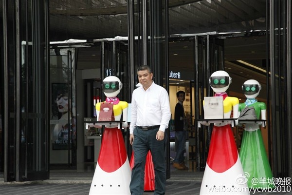 Đại gia đi mua sắm, cả dàn robot theo... xách đồ Đại gia đi mua sắm, cả dàn robot theo... xách đồ