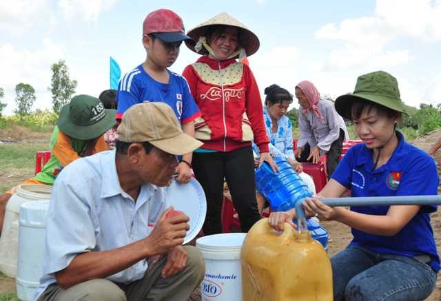 Hỗ trợ máy lọc nước cho người dân vùng hạn, mặn ĐVTN hỗ trợ người dân lấy nước.