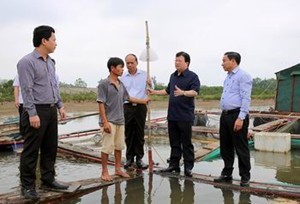Sớm ổn định cuộc sống của bà con ngư dân Phó Thủ tướng Trịnh Đình Dũng chia sẻ với ngư dân về những thiệt hại vừa qua, đồng thời đề nghị bà con tích cực phối hợp với cơ quan chức năng để xác định nguyên nhân, sớm khôi phục sản xuất. Ảnh: VGP/Xuân Tuyến