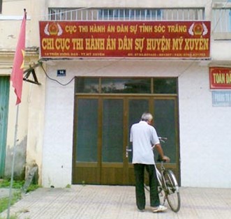 Khởi tố nguyên Chi cục trưởng Chi cục thi hành án Trụ sở cơ quan thi hành án dân sự huyện Mỹ Xuyên