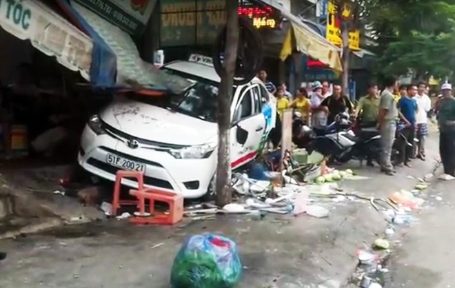 Taxi lao vào quán ăn, cuốn nhiều khách xuống gầm Hiện trường vụ tai nạn. Ảnh: T.D