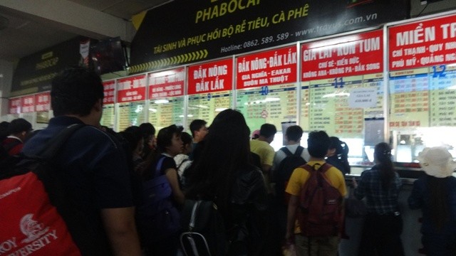 Bến xe chật cứng người dịp lễ Bến xe chật cứng người dịp lễ