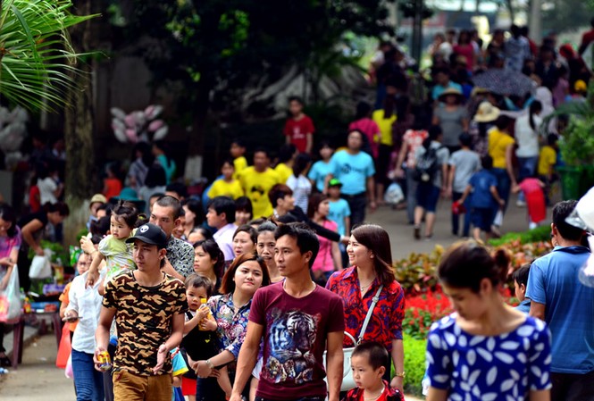 Bất chấp nắng nóng, hàng nghìn người đổ về khu vui chơi ngày nghỉ lễ Nhiệt độ ngoài trời tại khu vực Hà Nội lên tới hoen 30 độ C, thế nhưng hàng nghìn người vẫn đổ về các khu vui chơi, vườn thú,... đông nghịt người.