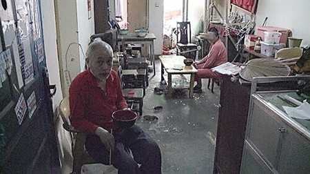 Kinh hãi phát hiện cụ ông 70 tuổi nuôi... 200 con chuột trong nhà Quang cảnh bên trong căn hộ của ông Châu. Dưới sàn nhà có những con chuột đang nhẩn nha ăn thức ăn rơi vãi.