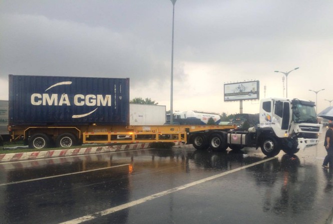 Container lao qua lươn trên đường dẫn cầu Cần Thơ gây kẹt xe Container lao qua lươn trên đường dẫn cầu Cần Thơ gây kẹt xe