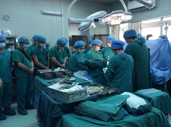 Tri ân gia đình người hiến mô-tạng trong ca ghép tạng xuyên Việt Ê kíp phẫu thuật Bệnh viện Chợ Rẫy cúi đầu tri ân người hiến tạng ngày 26/4. Ảnh do bệnh viện cung cấp.
