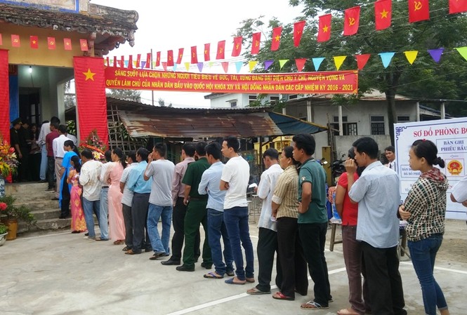 TT-Huế: Nhiều xã vùng xa, miền núi sớm hoàn thành bầu cử Người dân ven biển Phú Vang (TT-Huế) nô nức hưởng ứng ngày hội lớn của đất nước. Ảnh: Ngọc Văn