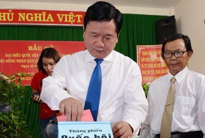 TPHCM: Các đồng chí lãnh đạo tham gia bầu cử từ sớm Bí thư Thành ủy TPHCM Đinh La Thăng thực hiện quyền lợi, nghĩa vụ công dân của mình.