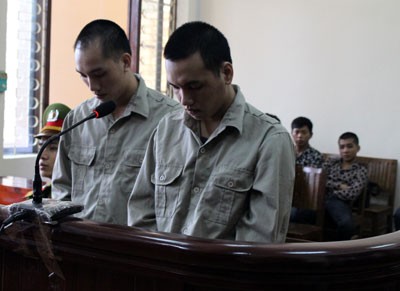 Ngựa quen đường cũ, 2 thanh niên lĩnh 40 năm tù Hai bị cáo Tiến và Thành ra tòa lĩnh án. Ảnh: Minh Thảo