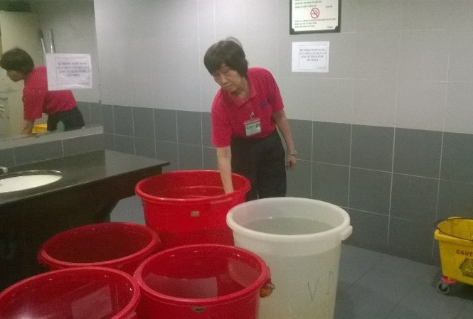 Náo loạn ở Big C: Công ty Đức Mạnh không tới thì hợp tác với ai? Liên tục bị cắt nước, siêu thị Big C phải mua nước ngoài về dự trữ phục vị sinh hoạt. Ảnh: Thanh Trần.