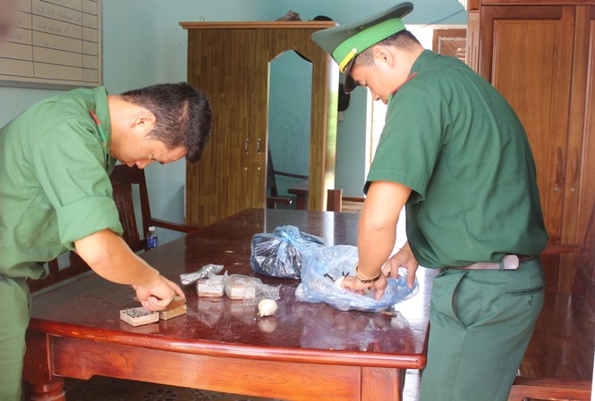 Bộ đội biên phòng Đà Nẵng liên tục phá án ma túy và thuốc nổ Đồn BP Sơn Trà kiểm tra, tiến hành niêm phong số vật liệu nổ thu giữ được. Ảnh T.H