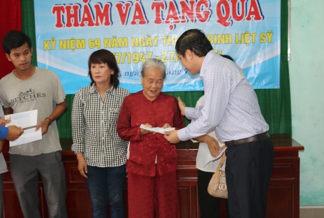 Doanh nhân trẻ tri ân Mẹ Việt Nam anh hùng, người có công Doanh nhân trẻ tri ân Mẹ Việt Nam anh hùng, người có công