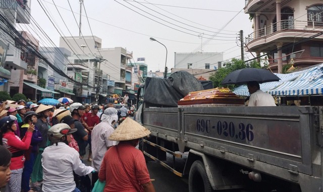 Hàng ngàn người đội mưa tiễn 6 nạn nhân chết cháy Hàng ngàn người đến viếng và tiễn đưa 6 nạn nhân cùng gia đình chết cháy.