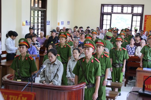 Giấu 162 bánh ma túy vào thùng thanh long xuất qua biên giới Các bị cáo lĩnh án nghiêm khắc của pháp luật. Ảnh: N.T