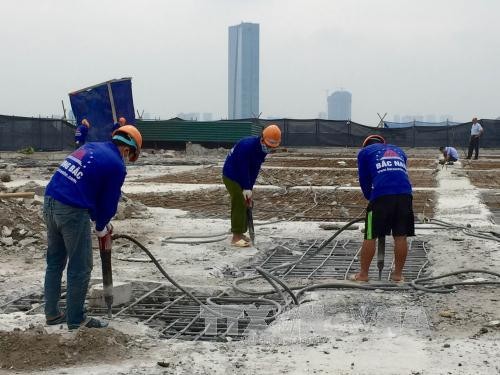 Dùng cần trục tháp phá dỡ phần sai phép nhà 8B Lê Trực Dùng cần trục tháp phá dỡ phần sai phép nhà 8B Lê Trực