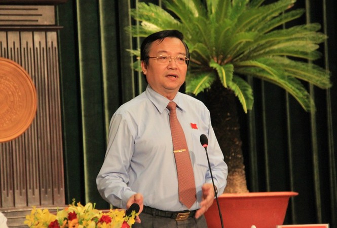 Kỳ họp thứ hai HĐND TPHCM: Nóng chuyện dạy thêm học thêm Ông Lê Hồng Sơn, Giám đốc Sở GD&ĐT TPHCM trả lời chất vấn của đại biểu.