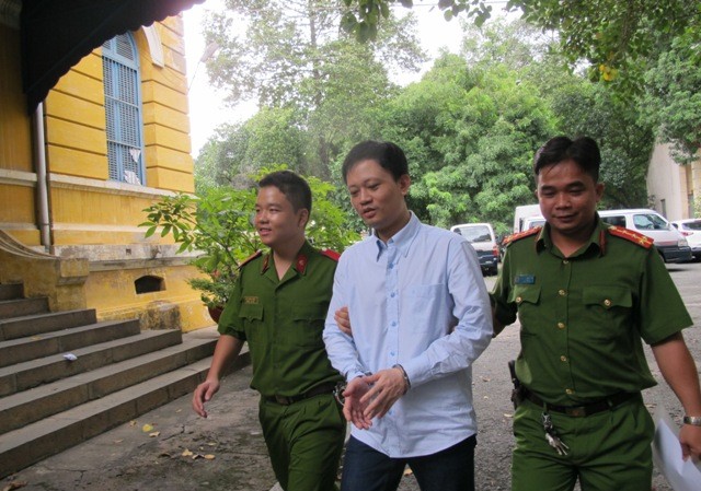 Nguyên Giám đốc chi nhánh VFC lãnh 14 năm tù Dẫn giải Lưu Trung Hiếu về trại giam sau phiên tòa chiều 4/8. Ảnh: Tân Châu