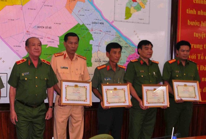Khen thưởng 8 đơn vị công an phá băng trộm vàng “khét tiếng” ở miền Tây Các chiến sỹ công an nhận bằng khen.
