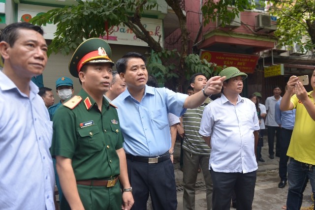 Tin mới vụ sập nhà 3 tầng làm 2 người tử vong ở Cửa Bắc Lãnh đạo TP Hà Nội trực tiếp chỉ đạo tại hiện trường vụ sập nhà.