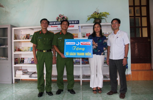 Nhà sách Tiền Phong trao tặng tủ sách cho phạm nhân độ tuổi thanh niên Bà Phạm Ngân Hà – phó tổng giám đốc Công ty cổ phần Tiền Phong, anh Nguyễn Thành Lương, phó bí thư Tỉnh Đoàn Thanh Hóa trao tặng tủ sách cho Trại giam số 5. Ảnh: Hoàng Lam.