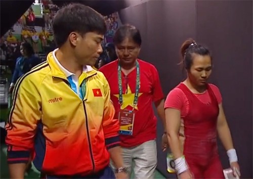 Lực sĩ Việt vỡ mộng đoạt huy chương Olympic 2016 vì trọng tài Vương Thị Huyền thất thần khi bị trọng tài từ chối công nhận thành tích.