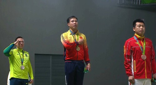 Hoàng Xuân Vinh: ‘HCV này cho tất cả người Việt Nam’ Hoàng Xuân Vinh xúc động khi quốc ca Việt Nam lần đầu tiên vang lên ở một lễ trao huy chương tại Olympic.