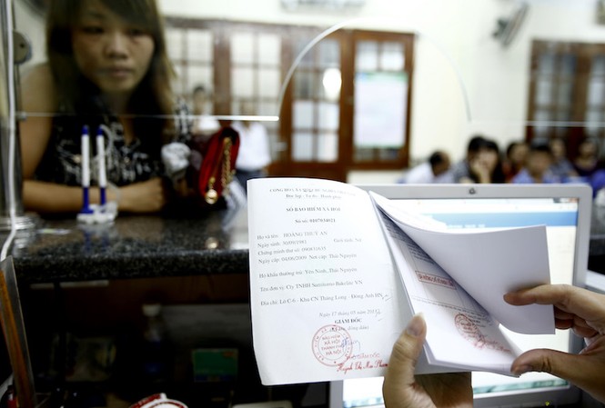 Dân Việt đóng BHXH cao nhất khu vực: Bảo hiểm nói gì? Có thể giảm mức thu BHXH từ doanh nghiệp, và tăng mức thu với người lao động. Ảnh: Như Ý