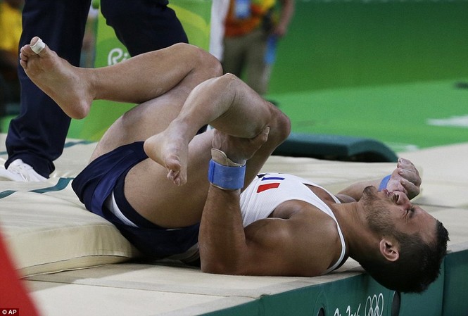 Cận cảnh cú nhảy khiến VĐV Pháp gãy gập chân tại Olympic Cận cảnh cú nhảy khiến VĐV Pháp gãy gập chân tại Olympic
