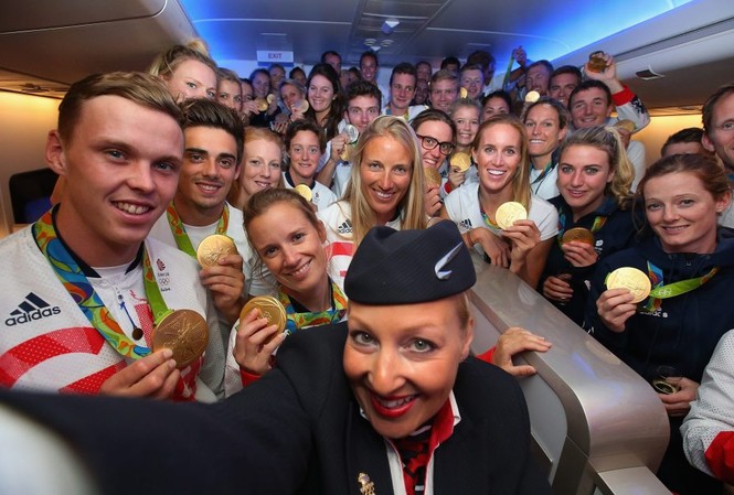 Bức ảnh selfie có nhiều huy chương nhất Olympic Rio Có ít nhất 20 chiếc huy chương xuất hiện trong bức ảnh này, trong đó chủ yếu là huy chương vàng.