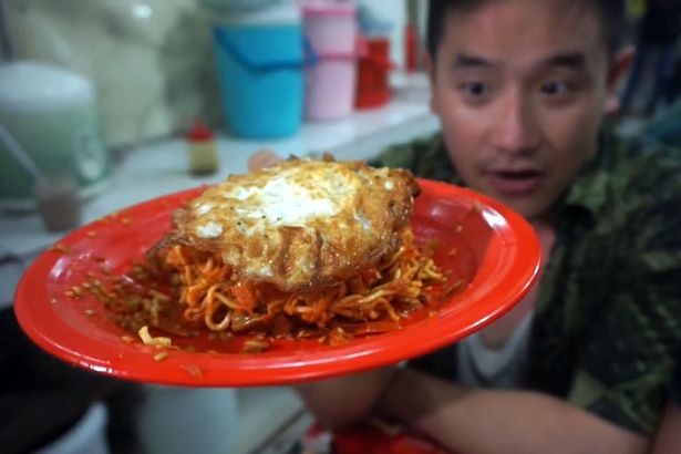 Đầu bếp hóa ‘điếc’ vì ăn thử mì cay nhất thế giới Ben cầm đĩa "mì chết" trên tay trước khi thử.