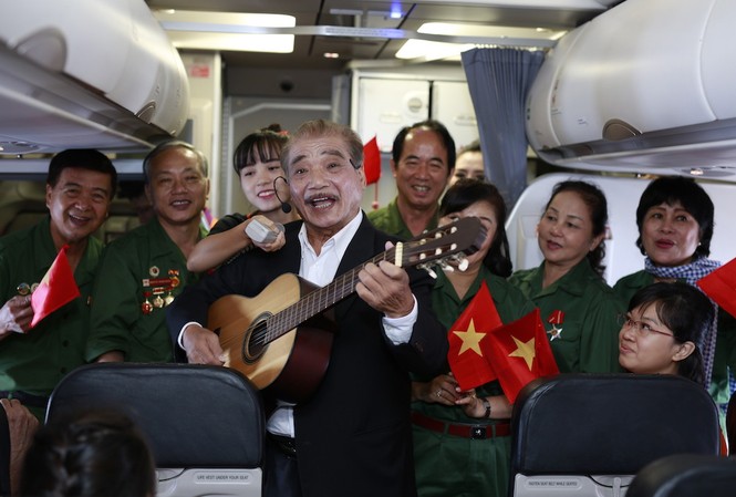 Hàng không tăng chuyến, giảm giá dịp Quốc khánh NSND Trần Hiếu và các Cựu chiến binh vui cùng hành khách trên chuyến bay Jetstar Pacific trong dịp Quốc khánh 2/9/2015.