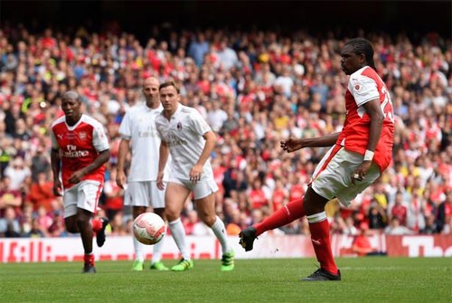 CĐV Arsenal đòi Wenger mua tiền đạo 40 tuổi thay Giroud Kanu ghi bàn thứ ba cho đội cựu danh thủ Arsenal, từ chấm 11m. Ảnh: Reuters