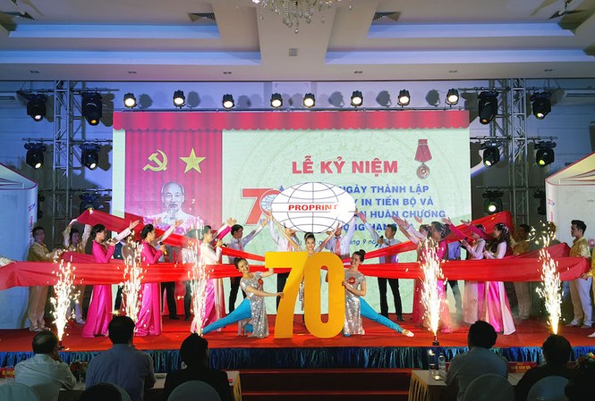 Trang sử hào hùng 70 năm thành lập Cty In Tiến Bộ Văn nghệ chào mừng lễ kỉ niệm 70 năm ngày thành lập Công ty TNHH một thành viên In Tiến Bộ diễn ra hôm nay, 7/9.