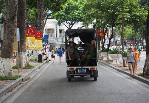 Xe biển xanh không được phép vào phố đi bộ quanh Hồ Gươm Xe biển xanh không được phép vào phố đi bộ quanh Hồ Gươm