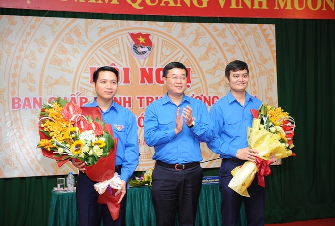 Bầu bổ sung 2 Bí thư Trung ương Đoàn Bí thư thứ nhất T.Ư Đoàn Lê Quốc Phong (giữa) tặng hoa chúc mừng anh Bùi Quang Huy (phải) và anh Nguyễn Ngọc Lương. Ảnh: Đông Triều