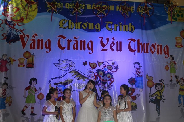 Những người làm báo mang trung thu tới trẻ em rẻo cao Trẻ em hai xã rẻo cao Bắc Sơn, Nam Sơn có một ngày hội Trung thu ý nghĩa, ấm áp.