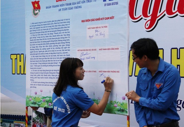 Ngày hội “Thanh niên với văn hóa giao thông” năm 2016 Đoàn viên, thanh niên ký cam kết hưởng ứng cuộc vận động “Thanh niên với văn hóa giao thông”