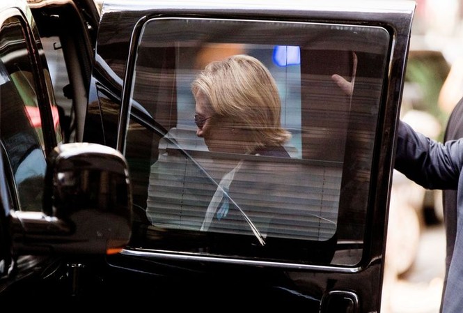 Bà Hillary Clinton mắc 'trọng bệnh' chứ không phải viêm phổi? Bà Hillary Clinton bước lên xe sau khi khuỵu ngã lúc rời lễ tưởng niệm 11/9.