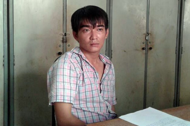Cảnh sát đặc nhiệm bắt gọn cặp đôi cướp giật Nghi can Hiền tại cơ quan điều tra. Ảnh CA