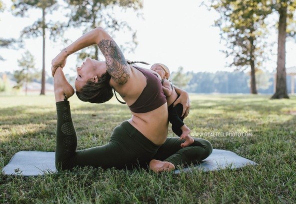 Tròn mắt với mẹ trẻ vừa tập yoga vừa cho con bú Tròn mắt với mẹ trẻ vừa tập yoga vừa cho con bú