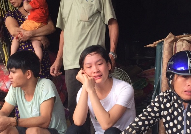 Phong tỏa hiện trường, điều tra vụ cháy chợ đầu mối ở Hà Tĩnh Tiểu thương đau xót vì hàng trăm triệu đồng biến thành tro bụi.