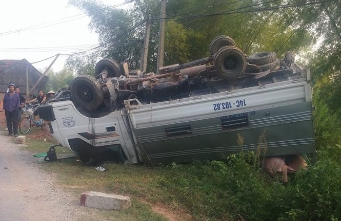 Xe tải lật chổng vó, lợn kêu inh ỏi quốc lộ Hiện trường sự việc. Ảnh: Bùi Ngọc Tuyền